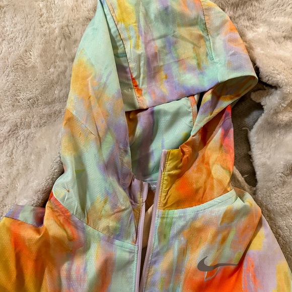 Like new Nike lightweight running rain jacket - Picture 3 of 10